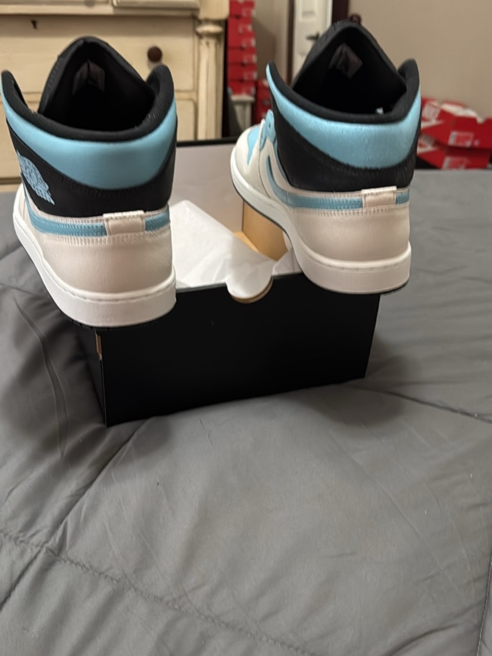 Air Jordan 1 Mid “ Blue Chill “High-Top Sneakers in Light Blue, Black and White - Picture 4 of 6